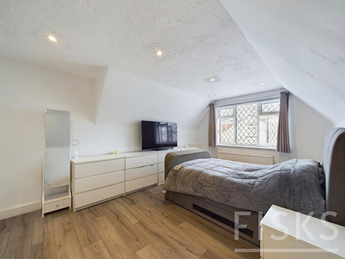 2 Bedroom Chalet For Sale In Kents Hill Road, Benfleet, SS7