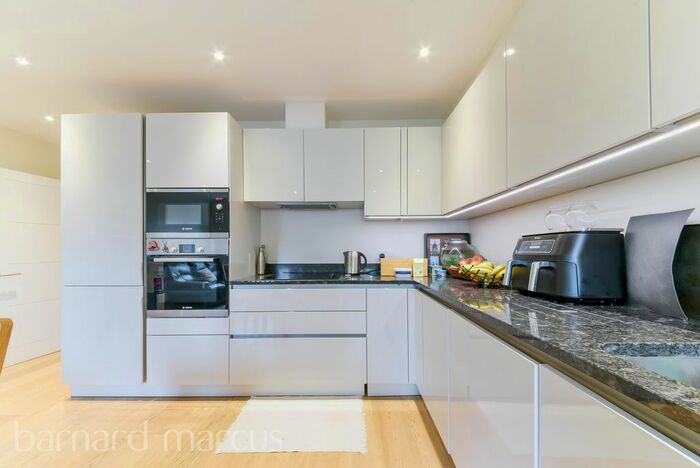 2 Bedroom Flat To Rent In Courland Grove, London, SW8