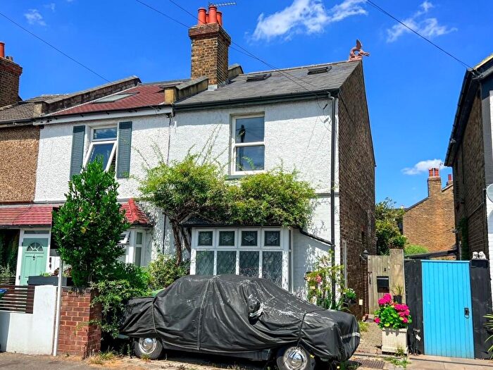 2 Bedroom Apartment To Rent In Hurst Road, West Molesey, KT8