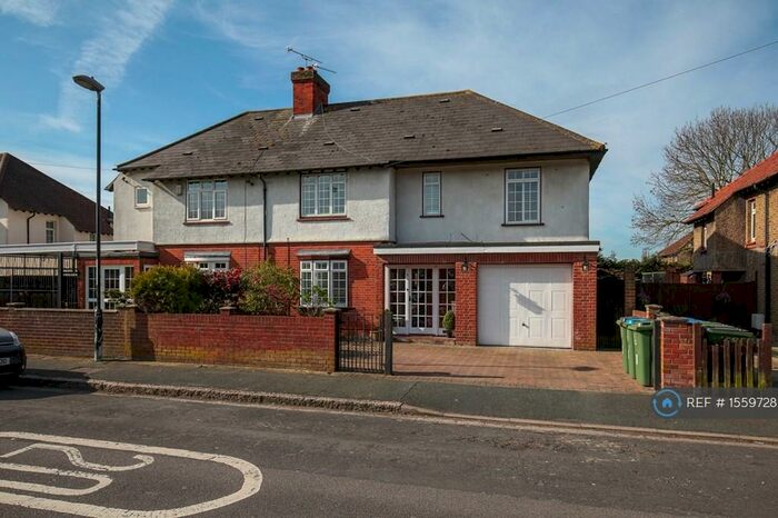 4 Bedroom Semi-Detached House To Rent In Philippa Gardens, London, SE9