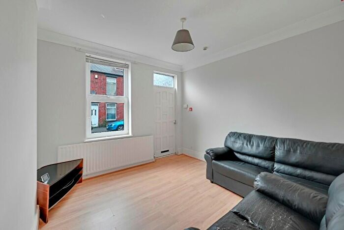 4 Bedroom Semi-Detached House To Rent In Lancing Road, Sheffield, S2