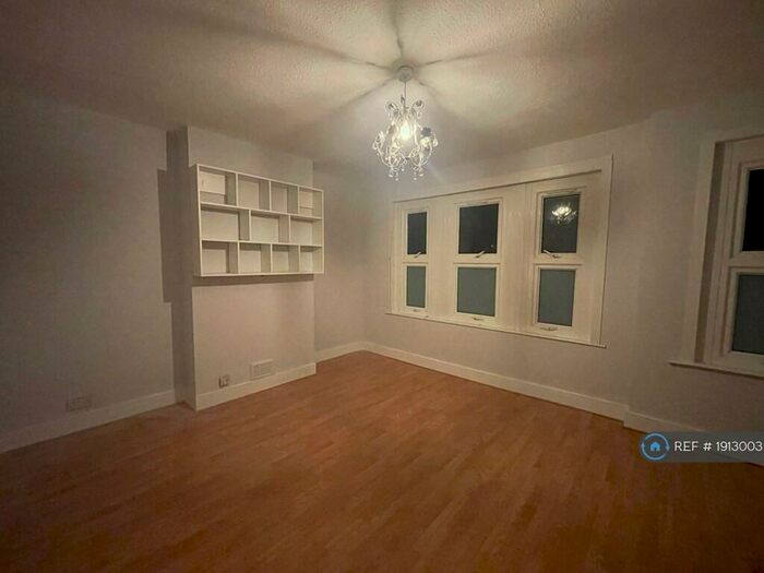 3 Bedroom Flat To Rent In Chadwin Road, London, E13