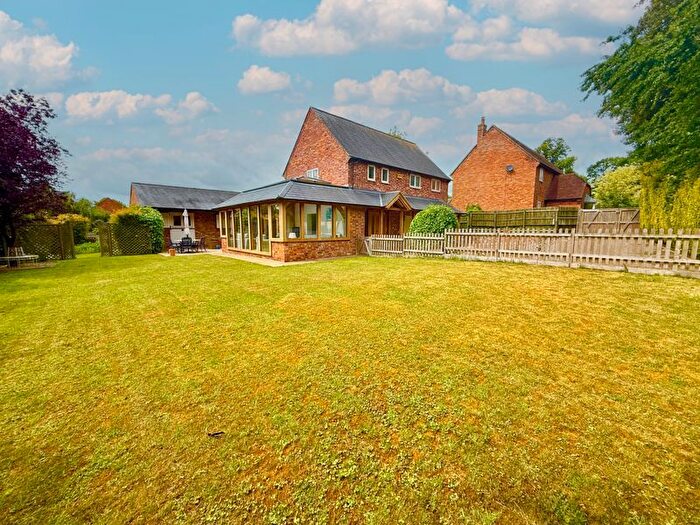 4 Bedroom Detached House For Sale In Main Street, Buckingham, MK18