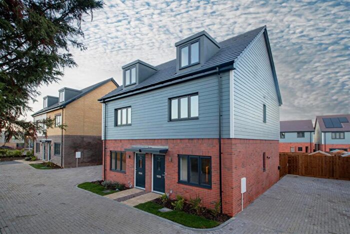 3 Bedroom Town House To Rent In £ Rent Credit Incentive - Whitehouse, Milton Keynes, MK8