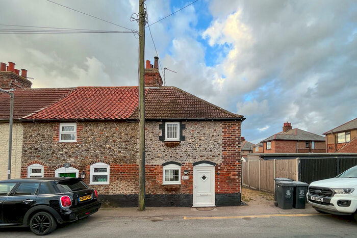 2 Bedroom Cottage To Rent In Beach Road, Caister-on-sea, NR30