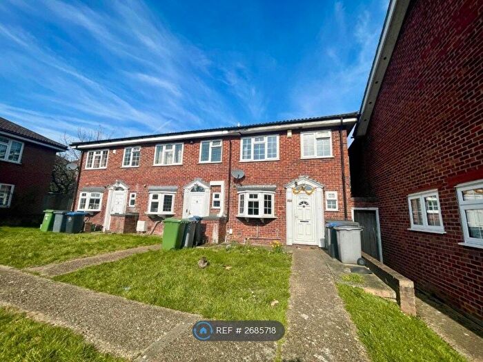 3 Bedroom Semi-detached House To Rent In Aspen Drive, Wembley, HA0