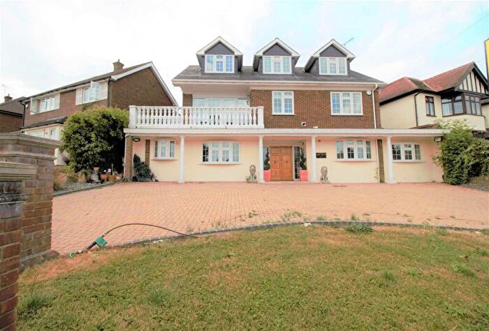 6 Bedroom Detached House To Rent In Spring Grove, Loughton, IG10
