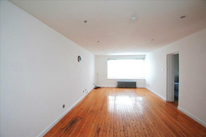 2 Bedroom Flat To Rent In Blunesfield, Potters Bar, Potters Bar, EN6