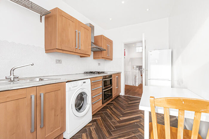 2 Bedroom Flat For Sale In Cheverton Road, Archway, London, N19