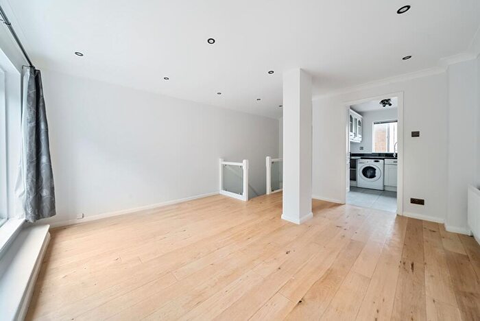 2 Bedroom Terraced House To Rent In Welland Mews, Wapping, E1W