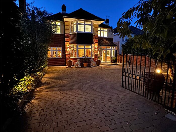 4 Bedroom Detached House For Sale In Edenfield Gardens, Worcester Park, KT4
