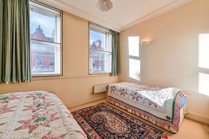 1 Bedroom Flat For Sale In Park Street, Mayfair, London, W1K