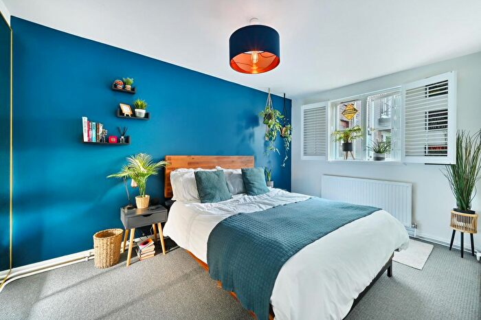 1 Bedroom Flat To Rent In Brompton Park Crescent, Fulham, London, SW6