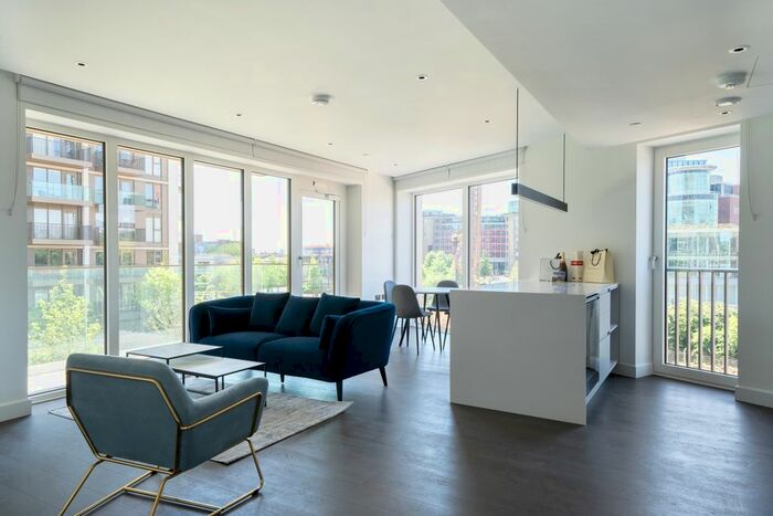 2 Bedroom Flat To Rent In Fountain Park Way, London, W12