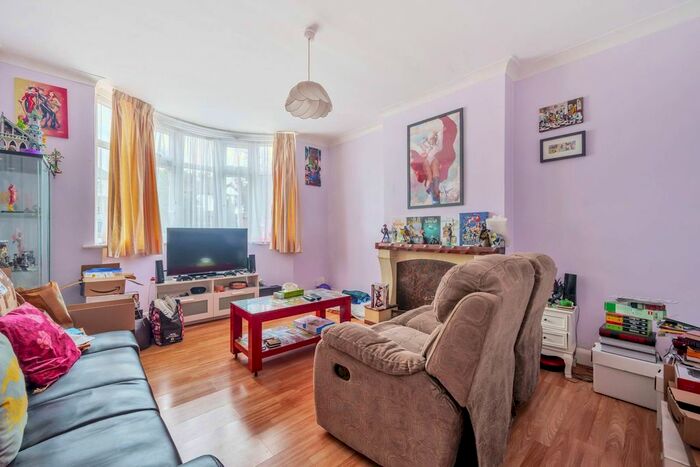 1 Bedroom Maisonette To Rent In Waverley Way, Carshalton Beeches, Carshalton, SM5