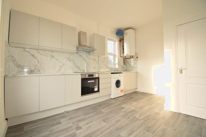 2 Bedroom Flat To Rent In Langley Road, Elmers End, BR3