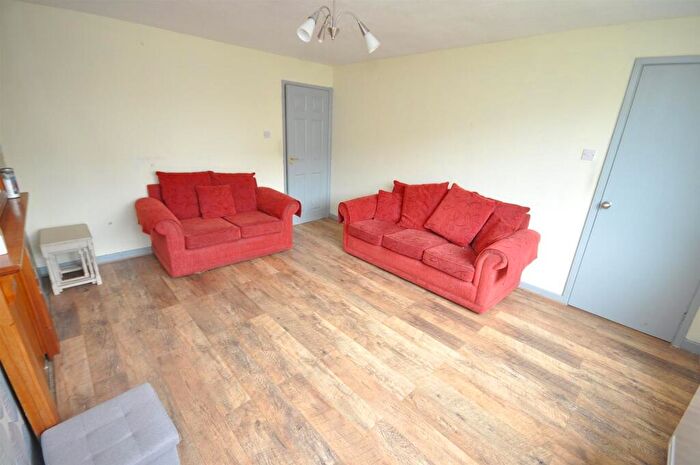 3 Bedroom Semi-Detached House For Sale In Grampian Way, Thorne, DN8