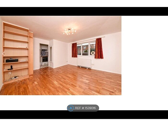 2 Bedroom Flat To Rent In Blackdown Close, East Finchley, N2