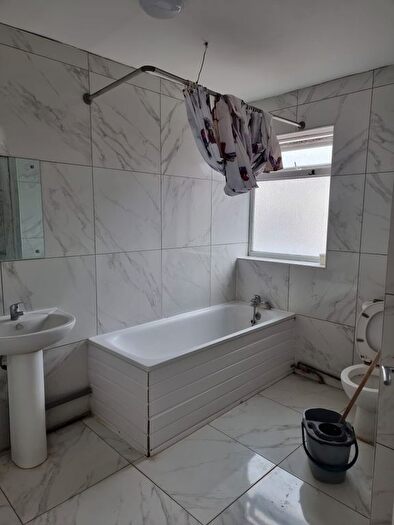 3 Bedroom Flat To Rent In Bath Road, TW5