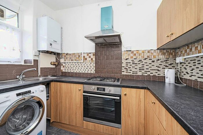 3 Bedroom Flat To Rent In Stamford Hill, Stamford Hill, London, N16