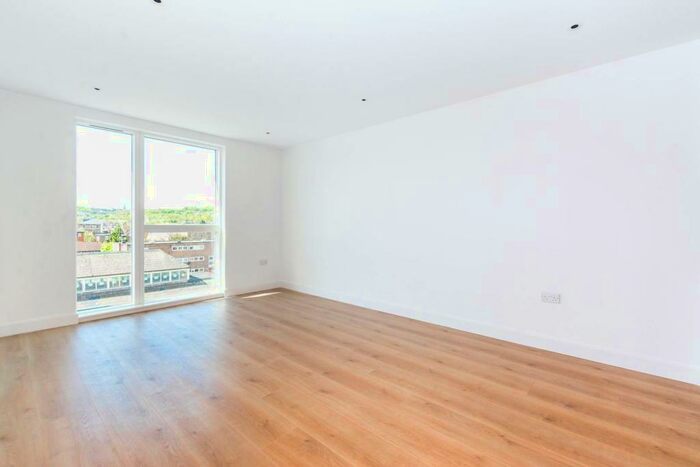 2 Bedroom Flat To Rent In Smithfield Square, Hornsey, London, N8