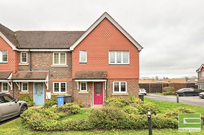 3 Bedroom Semi Detached House For Sale In Willow Close, Maidenhead, SL6