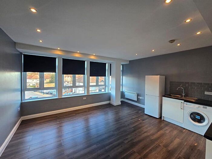 2 Bedroom Flat To Rent In Regarth Avenue, Romford, RM1