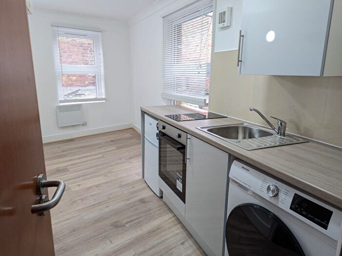 Studio To Rent In High Road, Willesden, NW10