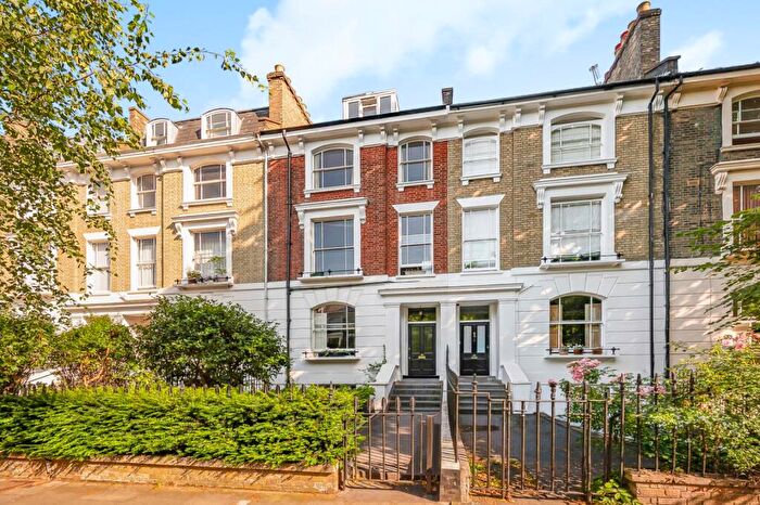 2 Bedroom Maisonette For Sale In Loraine Road, Islington, N7