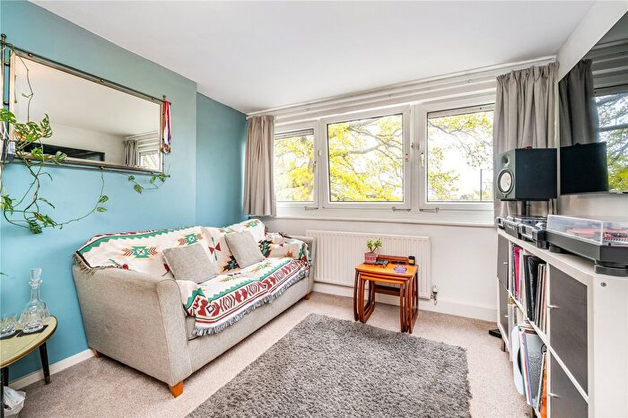 2 Bedroom Flat For Sale In Fairlight, Hampton, Middlesex, TW12