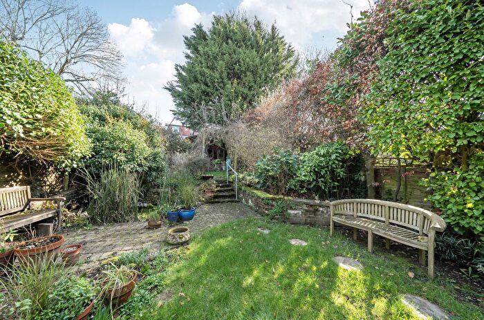 4 Bedroom Detached House For Sale In Fitzjohn Avenue, High Barnet, EN5