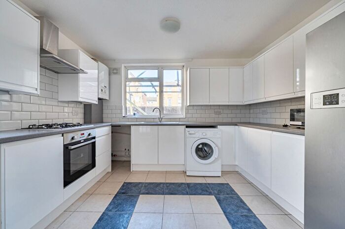 2 Bedroom Flat For Sale In Camerton Close, London, E8