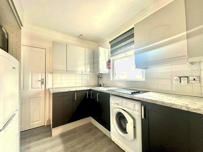 2 Bedroom Flat To Rent In Roman Road, E3