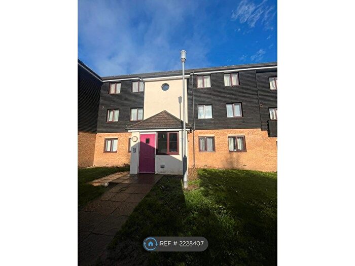 2 Bedroom Flat To Rent In Cracknell Close, Enfield, EN1