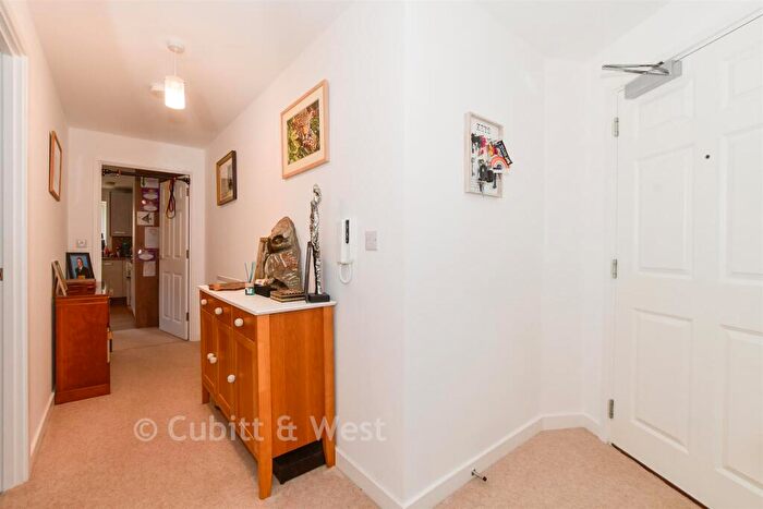 2 Bedroom Flat For Sale In Sycamore Road, Cranleigh, Surrey, GU6