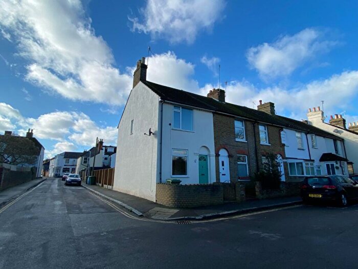 2 Bedroom End Of Terrace House To Rent In Orchard Place, Faversham, Kent, ME13