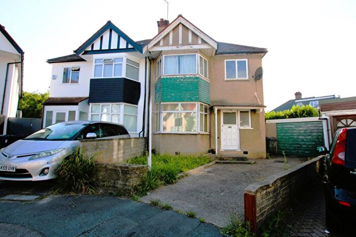 3 Bedroom House For Sale In Powis Gardens, Golders Green, NW11