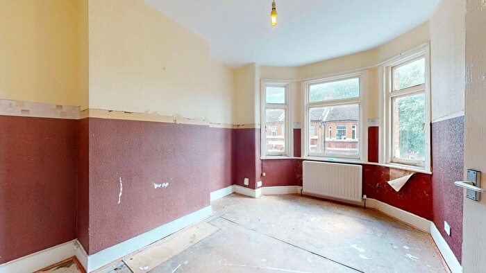3 Bedroom Block Of Flats For Sale In Isla Road, London, SE18