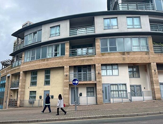 1 Bedroom Flat To Rent In Station Approach, Woking, GU22
