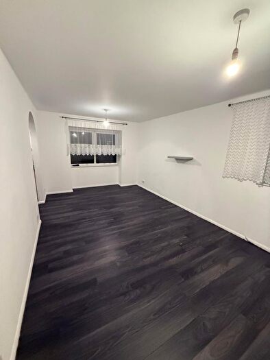 2 Bedroom Flat To Rent In Adeliza Close, Barking, IG11