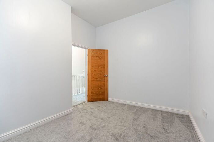3 Bedroom End Of Terrace House For Sale In Dewsbury Gate Road, Dewsbury, WF13