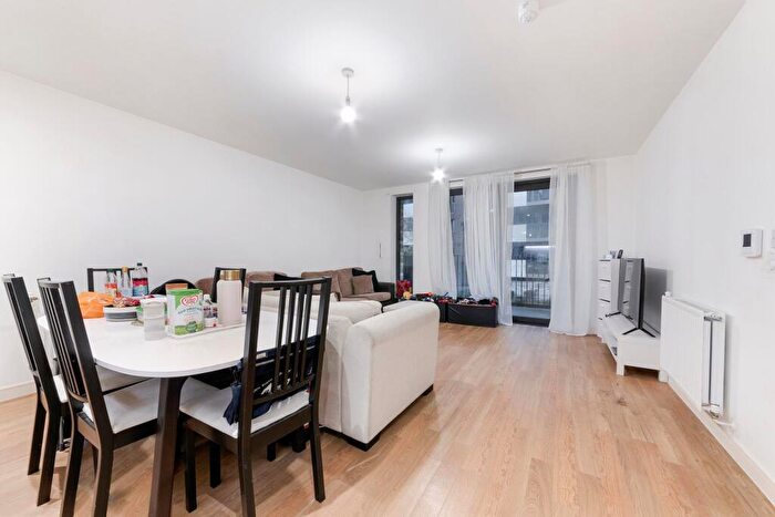 2 Bedroom Apartment For Sale In Kingfisher Heights, London, E16