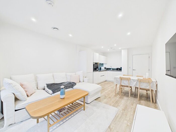 1 Bedroom Flat To Rent In High Street, Staines-Upon-Thames, Surrey, TW18