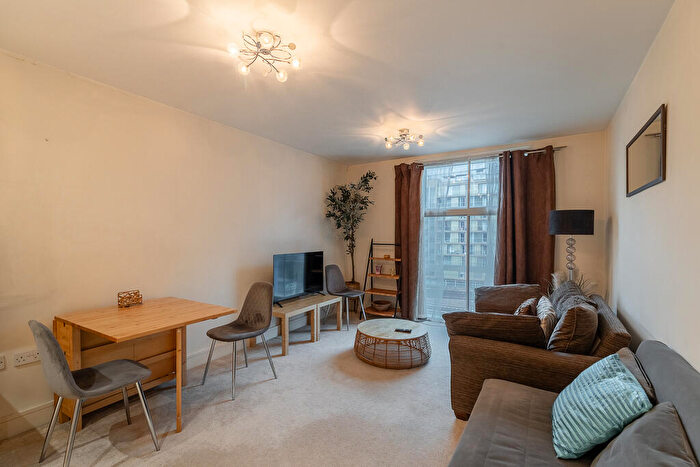 1 Bedroom Apartment To Rent In Queenstown Road, Battersea, SW11