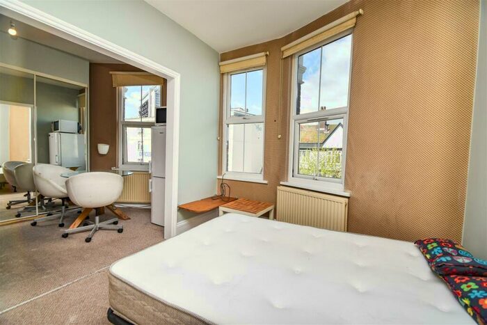 Studio To Rent In High Road, North Finchley, N12