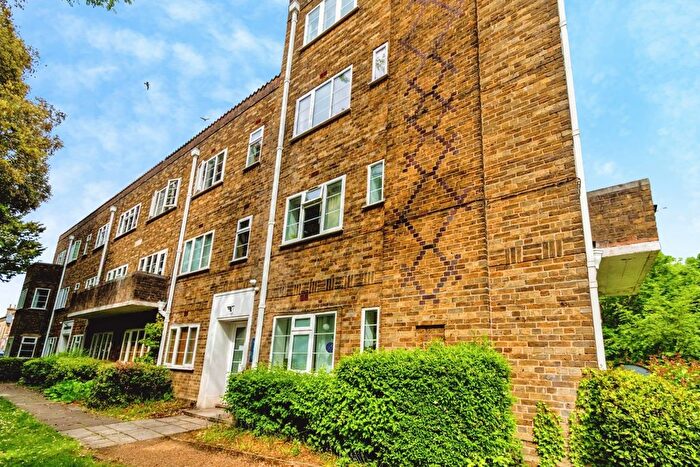 2 Bedroom Flat For Sale In Portswood Road, Southampton, Hampshire, SO17