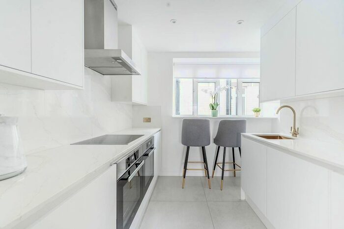 3 Bedroom Flat To Rent In Buckingham Palace Road, St James's Park, London, SW1W