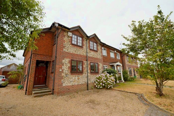 3 Bedroom Semi-Detached House To Rent In Sussex Road, Petersfield, GU31