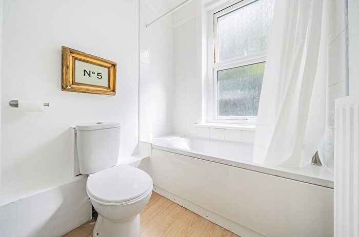2 Bedroom Flat For Sale In Queensthorpe Road, Sydenham, SE26