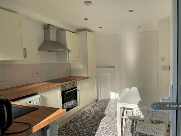 3 Bedroom Flat To Rent In Stanley Court, Birmingham, B15